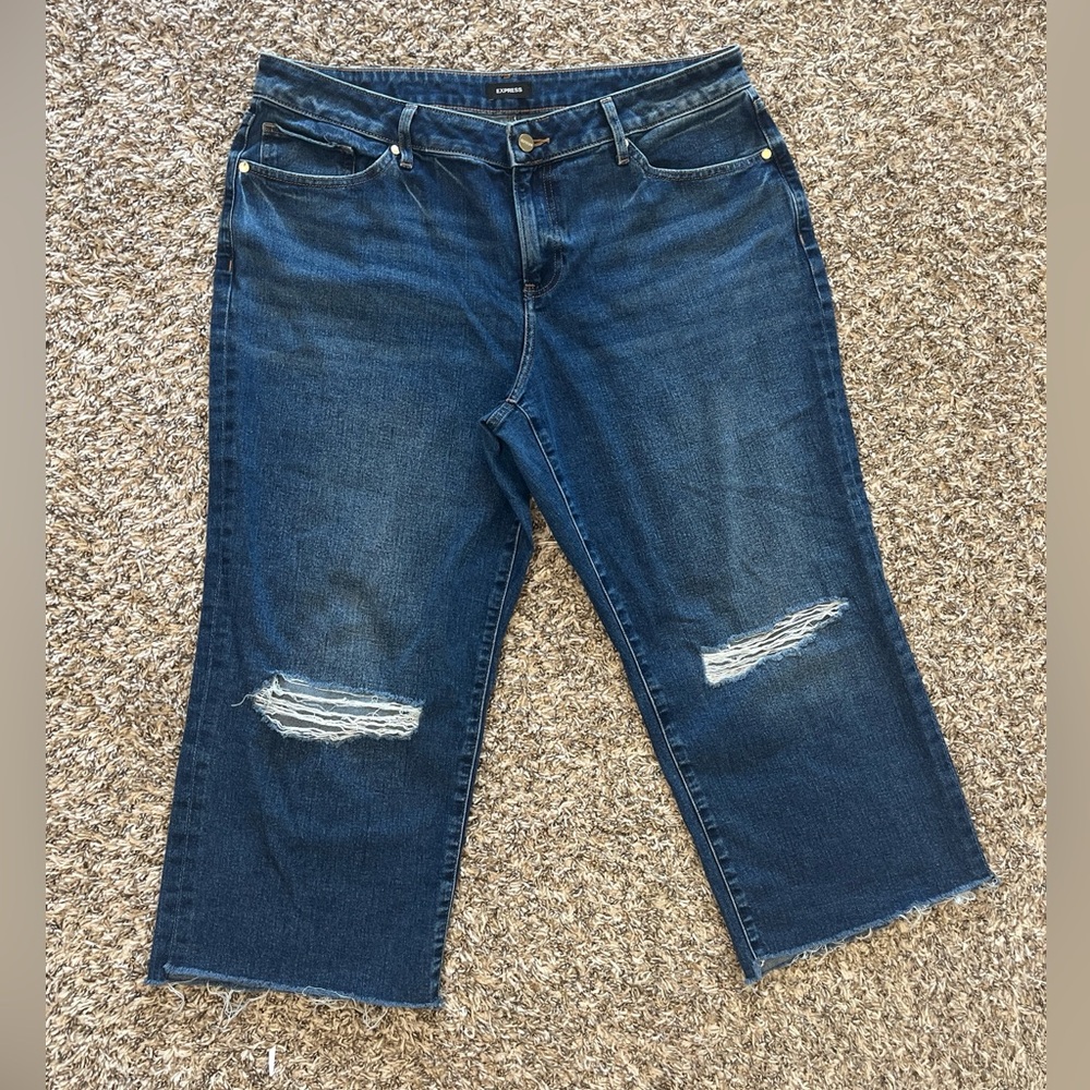 Express Women’s Distressed Blue Denim Jeans Plus Size 12.24” inseam cropped fit.